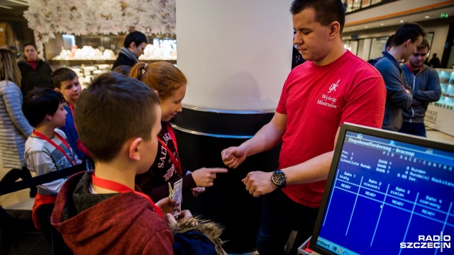 Sterowanymi za pomocą joysticka elektrycznymi mini - samochodzikami szczecinianie zmagali się na 70-metrowym torze w Galerii Kaskada. Fot. Olaf Nowicki [Radio Szczecin] Wyścigi F1 w miniaturze w szczecińskiej Kaskadzie [WIDEO, ZDJĘCIA]