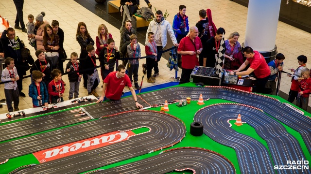 Sterowanymi za pomocą joysticka elektrycznymi mini - samochodzikami szczecinianie zmagali się na 70-metrowym torze w Galerii Kaskada. Fot. Olaf Nowicki [Radio Szczecin] Wyścigi F1 w miniaturze w szczecińskiej Kaskadzie [WIDEO, ZDJĘCIA]