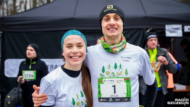 Monika Jackiewicz oraz Artur Olejarz - zwycięzcy biegu Grand Prix City Trail w Puszczy Bukowej. Fot. Olaf Nowicki [Radio Szczecin] Poranne bieganie w Puszczy Bukowej [WIDEO, ZDJĘCIA]