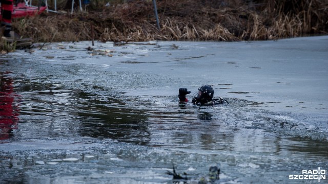 Trwa walka o życie chłopców, którzy wpadli pod lód. Fot. Olaf Nowicki [Radio Szczecin] Dwaj chłopcy wpadli pod lód [WIDEO, ZDJĘCIA]