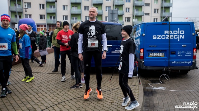 Wzięło w nim udział około 200 osób. Wielu z nich miało na sobie trykot z wizerunkiem wybranego Żołnierza Wyklętego. Fot. Weronika Łyczywek [Radio Szczecin] Sportowe wspomnienie Żołnierzy Wyklętych z Radiem Szczecin, aktualizacja [WIDEO, ZDJĘCIA]