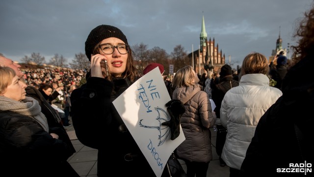 Manifestacja "Rebelia - Strajk Kobiet" w Szczecinie. Fot. Weronika Łyczywek [Radio Szczecin] Manifestacja "Rebelia - Strajk Kobiet" w Szczecinie [WIDEO, ZDJĘCIA]
