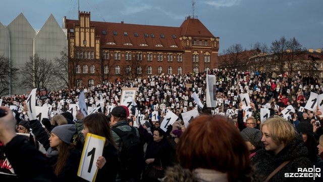 Manifestacja "Rebelia - Strajk Kobiet" w Szczecinie. Fot. Weronika Łyczywek [Radio Szczecin] Manifestacja "Rebelia - Strajk Kobiet" w Szczecinie [WIDEO, ZDJĘCIA]