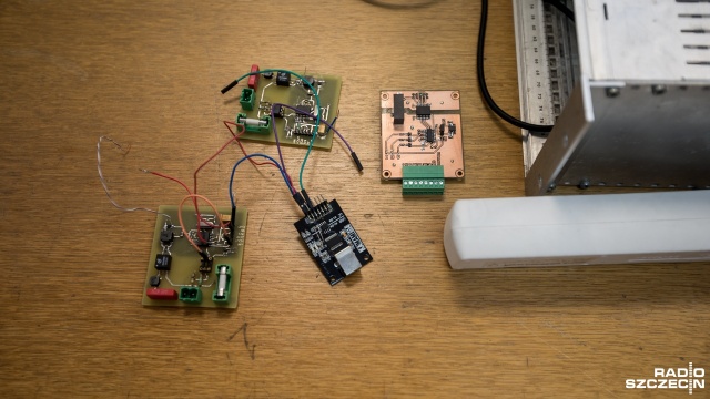 Rozwiązania szczecińskich naukowców tkwi w specjalnej konstrukcji obwodu magnetycznego silnika. Dzięki temu mogą oni kontrolować zjawiska zachodzące w urządzeniu. Fot. Weronika Łyczywek [Radio Szczecin] Naukowcy z ZUT-u lepsi od inżynierów Tesli [WIDEO, ZDJĘCIA]