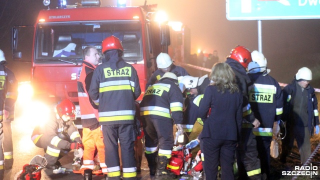 Fot. Adam Wójcik [Radio Szczecin] Samochód wjechał pod pociąg. Zginął kierowca [ZDJĘCIA]