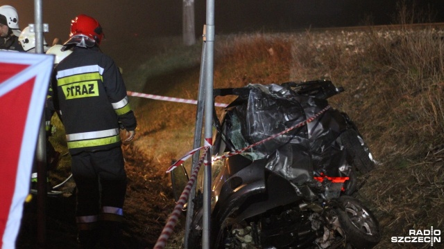 Fot. Adam Wójcik [Radio Szczecin] Samochód wjechał pod pociąg. Zginął kierowca [ZDJĘCIA]