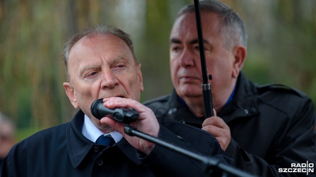 Andrzej Milczanowski i Mieczysław Jurek na pogrzebie Stanisława Możejki. Fot. Olaf Nowicki [Radio Szczecin] Przyjaciele i mieszkańcy Świnoujścia pożegnali Stanisława Możejkę [ZDJĘCIA]