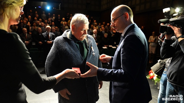 Byli opozycjoniści z czasów PRL otrzymali Krzyże Wolności i Solidarności. Fot. Łukasz Szełemej [Radio Szczecin] Zasłużeni w walce o wolną Polskę docenieni [ZDJĘCIA]