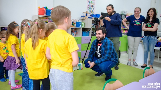 Radiowe jury wybrało autorów najlepszej propozycji - czyli grupę Pszczółek z Przedszkola Publicznego nr 3. Fot. Olaf Nowicki [Radio Szczecin] Pszczółki z przedszkola nr 3 wygrały w konkursie Radia Szczecin [WIDEO, ZDJĘCIA]