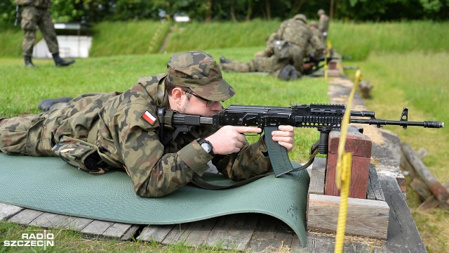 Szkolenie na strzelnicy 12 Brygady Zmechanizowanej na szczecińskim Krzekowie. Fot. Łukasz Szełemej [Radio Szczecin] Proobronni uczą się strzelać [ZDJĘCIA]