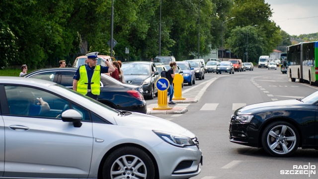 21 funkcjonariuszy drogówki z całego województwa w ramach konkursu kierowało we wtorek ruchem na skrzyżowaniu ulic Staszica i Ofiar Oświęcimia w Szczecinie. Fot. Olaf Nowicki [Radio Szczecin] Konkurs na szczecińskim skrzyżowaniu. Policjanci w rolach głównych [WIDEO, ZDJĘCIA]