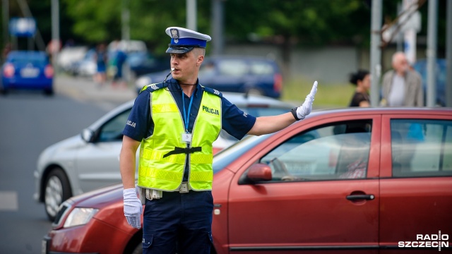 21 funkcjonariuszy drogówki z całego województwa w ramach konkursu kierowało we wtorek ruchem na skrzyżowaniu ulic Staszica i Ofiar Oświęcimia w Szczecinie. Fot. Olaf Nowicki [Radio Szczecin] Konkurs na szczecińskim skrzyżowaniu. Policjanci w rolach głównych [WIDEO, ZDJĘCIA]