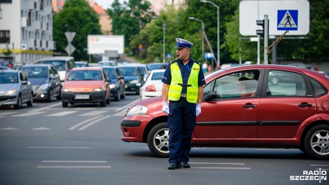 21 funkcjonariuszy drogówki z całego województwa w ramach konkursu kierowało we wtorek ruchem na skrzyżowaniu ulic Staszica i Ofiar Oświęcimia w Szczecinie. Fot. Olaf Nowicki [Radio Szczecin] Konkurs na szczecińskim skrzyżowaniu. Policjanci w rolach głównych [WIDEO, ZDJĘCIA]