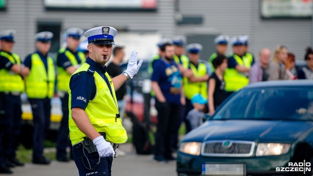 21 funkcjonariuszy drogówki z całego województwa w ramach konkursu kierowało we wtorek ruchem na skrzyżowaniu ulic Staszica i Ofiar Oświęcimia w Szczecinie. Fot. Olaf Nowicki [Radio Szczecin] Konkurs na szczecińskim skrzyżowaniu. Policjanci w rolach głównych [WIDEO, ZDJĘCIA]