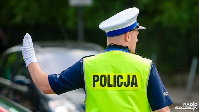 21 funkcjonariuszy drogówki z całego województwa w ramach konkursu kierowało we wtorek ruchem na skrzyżowaniu ulic Staszica i Ofiar Oświęcimia w Szczecinie. Fot. Olaf Nowicki [Radio Szczecin] Konkurs na szczecińskim skrzyżowaniu. Policjanci w rolach głównych [WIDEO, ZDJĘCIA]