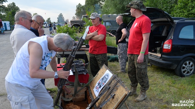 Zlot Pojazdów Militarnych "Czerwone Lotnisko". Fot. Łukasz Szełemej [Radio Szczecin] Chcesz przejechać się czołgiem? Wpadnij do Kluczewa [ZDJĘCIA]