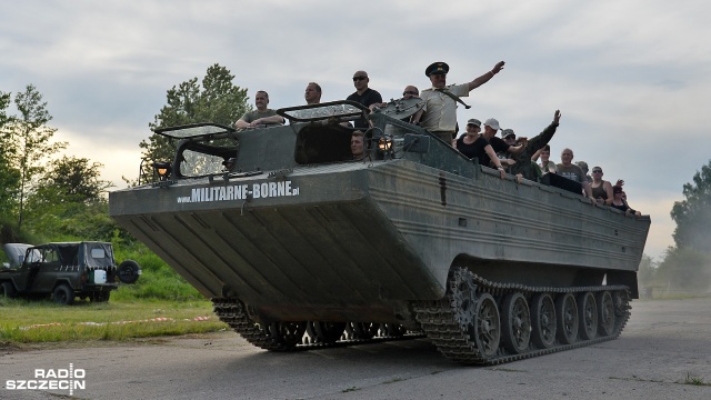 Zlot Pojazdów Militarnych "Czerwone Lotnisko". Fot. Łukasz Szełemej [Radio Szczecin] Chcesz przejechać się czołgiem? Wpadnij do Kluczewa [ZDJĘCIA]
