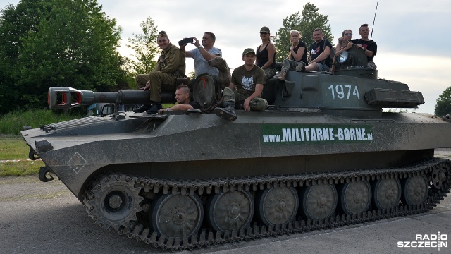 Zlot Pojazdów Militarnych "Czerwone Lotnisko". Fot. Łukasz Szełemej [Radio Szczecin] Chcesz przejechać się czołgiem? Wpadnij do Kluczewa [ZDJĘCIA]