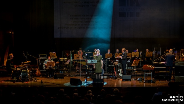 Pierwszy koncert w ramach dwudniowego festiwalu "Klubowy Paprykarz i Oranżada" z okazji urodzin Szczecina przyciągnął tłumy do filharmonii im Mieczysława Karłowicza. Fot. Weronika Łyczywek [Radio Szczecin] W Filharmonii serwują paprykarz i oranżadę. Do tego rewelacyjna muzyka [WIDEO, ZDJĘCIA]