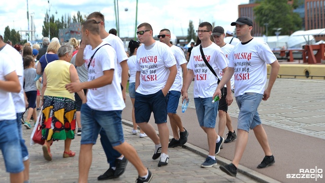 Akcja kibiców i przedstawicieli ONR. Fot. Łukasz Szełemej [Radio Szczecin] "Niemieckie nazistowskie obozy śmierci - nie polskie". Interwencja policji ws. transparentu [ZDJĘCIA]