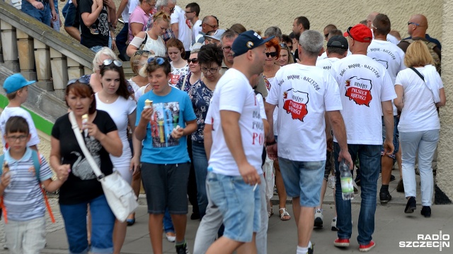 Akcja kibiców i przedstawicieli ONR. Fot. Łukasz Szełemej [Radio Szczecin] "Niemieckie nazistowskie obozy śmierci - nie polskie". Interwencja policji ws. transparentu [ZDJĘCIA]