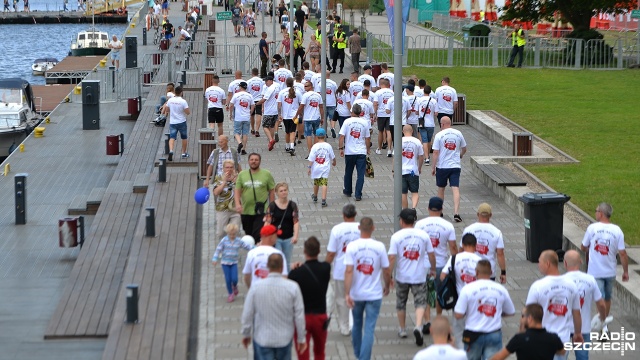 Akcja kibiców i przedstawicieli ONR. Fot. Łukasz Szełemej [Radio Szczecin] "Niemieckie nazistowskie obozy śmierci - nie polskie". Interwencja policji ws. transparentu [ZDJĘCIA]