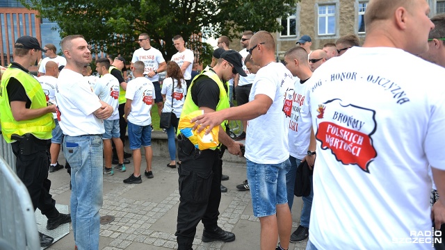 Akcja kibiców i przedstawicieli ONR. Fot. Łukasz Szełemej [Radio Szczecin] "Niemieckie nazistowskie obozy śmierci - nie polskie". Interwencja policji ws. transparentu [ZDJĘCIA]