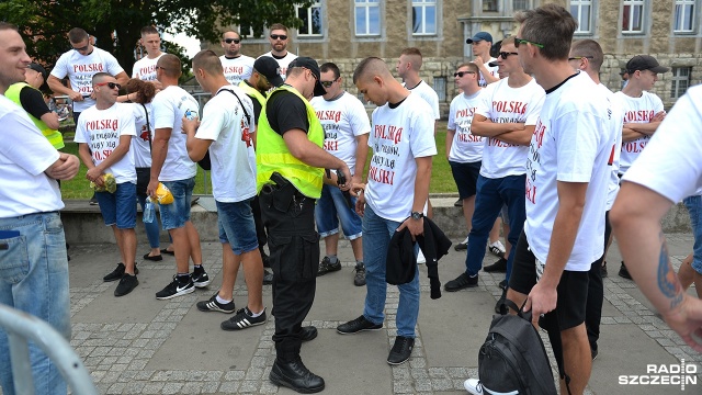 Akcja kibiców i przedstawicieli ONR. Fot. Łukasz Szełemej [Radio Szczecin] "Niemieckie nazistowskie obozy śmierci - nie polskie". Interwencja policji ws. transparentu [ZDJĘCIA]