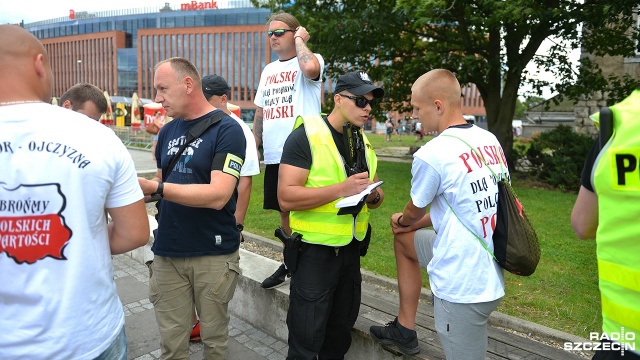Akcja kibiców i przedstawicieli ONR. Fot. Łukasz Szełemej [Radio Szczecin] "Niemieckie nazistowskie obozy śmierci - nie polskie". Interwencja policji ws. transparentu [ZDJĘCIA]