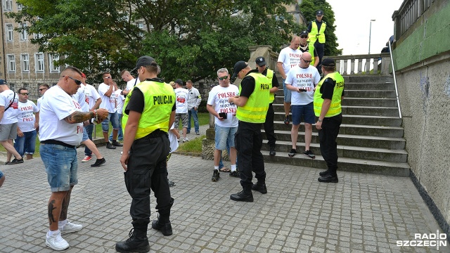 Akcja kibiców i przedstawicieli ONR. Fot. Łukasz Szełemej [Radio Szczecin] "Niemieckie nazistowskie obozy śmierci - nie polskie". Interwencja policji ws. transparentu [ZDJĘCIA]