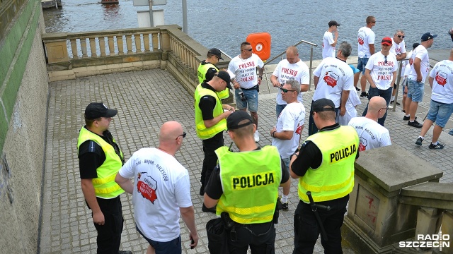 Akcja kibiców i przedstawicieli ONR. Fot. Łukasz Szełemej [Radio Szczecin] "Niemieckie nazistowskie obozy śmierci - nie polskie". Interwencja policji ws. transparentu [ZDJĘCIA]