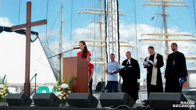 Katolicy, prawosławni i protestanci modlili się wspólnie na Łasztowni w intencji ludzi morza i ich rodzin. Fot. Olaf Nowicki [Radio Szczecin] TSR: Ekumenicznie na Łasztowni. Modlitwa za załogi jednostek [ZDJĘCIA]