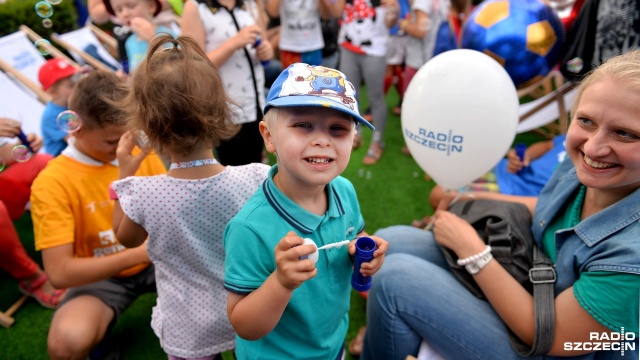 Puszczanie baniek z Radiem Szczecin. Fot. Łukasz Szełemej [Radio Szczecin] Wspólna zabawa słuchaczy i radiowców. Czyja bańka będzie większa? [ZDJĘCIA]