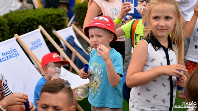 Puszczanie baniek z Radiem Szczecin. Fot. Łukasz Szełemej [Radio Szczecin] Wspólna zabawa słuchaczy i radiowców. Czyja bańka będzie większa? [ZDJĘCIA]