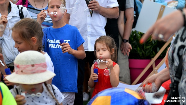 Puszczanie baniek z Radiem Szczecin. Fot. Łukasz Szełemej [Radio Szczecin] Wspólna zabawa słuchaczy i radiowców. Czyja bańka będzie większa? [ZDJĘCIA]