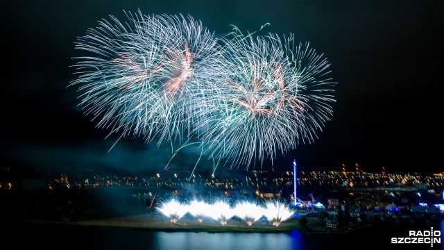 Niebo rozświetliło się nad Wałami Chrobrego. Pokaz firmy Surex. Fot. Olaf Nowicki [Radio Szczecin] Pyromagic: Niebo rozświetliło się nad Wałami Chrobrego. Szwajcarzy zrobili to najlepiej [WIDEO, DUŻO ZDJĘĆ]