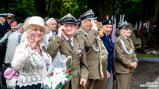Szczecinianie oddają hołd ofiarom II wojny światowej Szczecinianie oddają hołd ofiarom II wojny światowej [WIDEO, ZDJĘCIA]