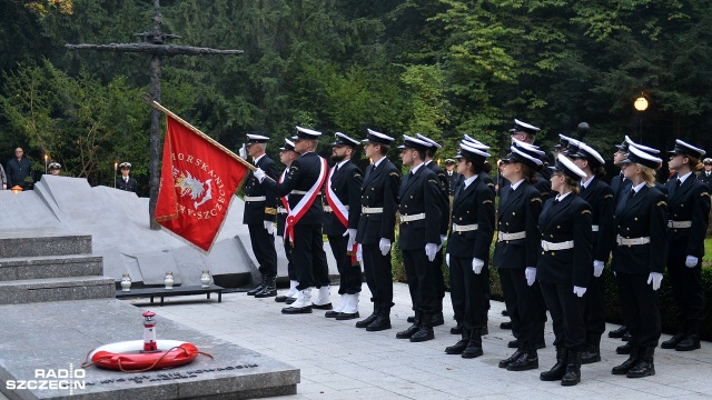 Apel poległych przy pomniku "Tym, którzy nie powrócili z morza". Fot. Łukasz Szełemej [Radio Szczecin] Studencki apel poległych dla tych, którzy nie powrócili z morza [ZDJĘCIA]