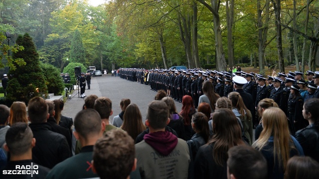 Apel poległych przy pomniku "Tym, którzy nie powrócili z morza". Fot. Łukasz Szełemej [Radio Szczecin] Studencki apel poległych dla tych, którzy nie powrócili z morza [ZDJĘCIA]