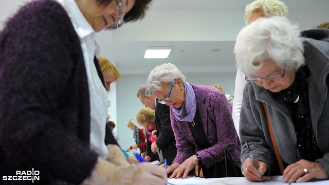 Ponad 200 studentów - seniorów zainaugurowało w sobotę kolejny rok akademicki Uniwersytetu Trzeciego Wieku na Uniwersytecie Szczecińskim. Fot. Łukasz Szełemej [Radio Szczecin] Seniorzy rozpoczynają rok akademicki [ZDJĘCIA]