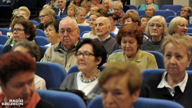 Ponad 200 studentów - seniorów zainaugurowało w sobotę kolejny rok akademicki Uniwersytetu Trzeciego Wieku na Uniwersytecie Szczecińskim. Fot. Łukasz Szełemej [Radio Szczecin] Seniorzy rozpoczynają rok akademicki [ZDJĘCIA]