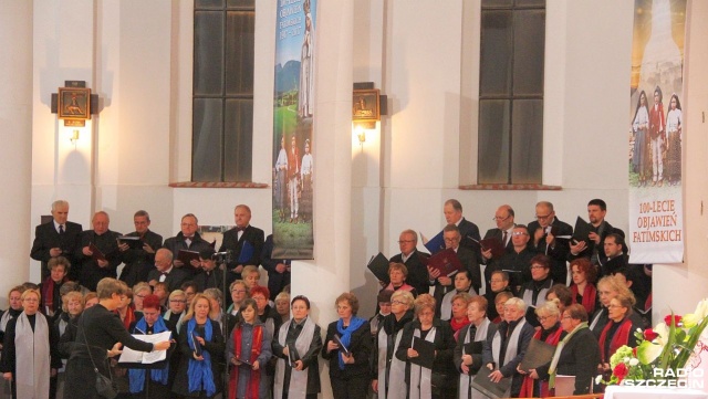 Msza święta w Sanktuarium Matki Bożej Fatimskiej na os. Słonecznym. Fot. Piotr Kołodziejski [Radio Szczecin] Okrągłe jubileusze w Szczecinie. Rocznica objawień fatimskich i posługa księży pallotynów [ZDJĘCIA]