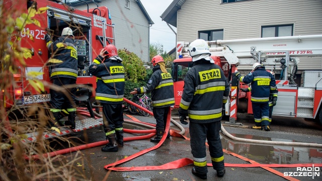 Na miejsce pojechało sześć zastępów strażaków. Fot. Olaf Nowicki [Radio Szczecin] Płonął dom w Mierzynie [NOWE, ZDJĘCIA]