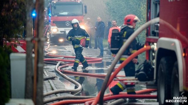 Na miejsce pojechało sześć zastępów strażaków. Fot. Olaf Nowicki [Radio Szczecin] Płonął dom w Mierzynie [NOWE, ZDJĘCIA]