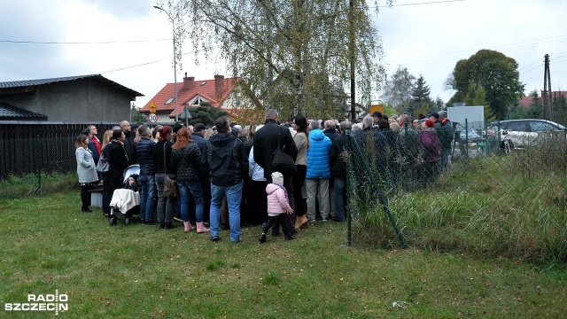 Już po spotkaniu z policjantami mieszkańcy nie kryli, że z dystansem podchodzą do obietnic. Cały czas są też pełni obaw o swoje bezpieczeństwo oraz sceptyczni wobec policyjnej akcji. Fot. Łukasz Szełemej [Radio Szczecin] Więcej patroli w Załomiu, ale mieszkańcy sceptyczni [ZDJĘCIA]