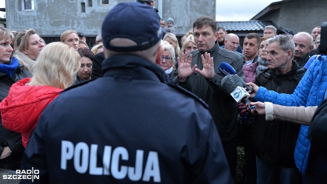 Już po spotkaniu z policjantami mieszkańcy nie kryli, że z dystansem podchodzą do obietnic. Cały czas są też pełni obaw o swoje bezpieczeństwo oraz sceptyczni wobec policyjnej akcji. Fot. Łukasz Szełemej [Radio Szczecin] Więcej patroli w Załomiu, ale mieszkańcy sceptyczni [ZDJĘCIA]