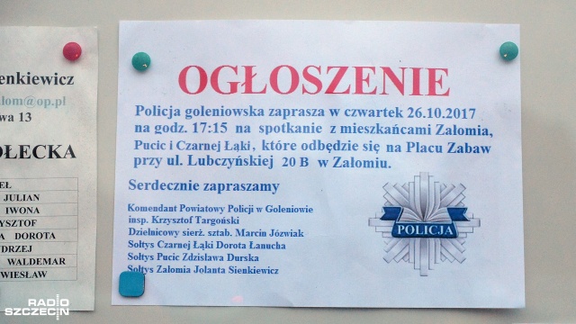 Już po spotkaniu z policjantami mieszkańcy nie kryli, że z dystansem podchodzą do obietnic. Cały czas są też pełni obaw o swoje bezpieczeństwo oraz sceptyczni wobec policyjnej akcji. Fot. Łukasz Szełemej [Radio Szczecin] Więcej patroli w Załomiu, ale mieszkańcy sceptyczni [ZDJĘCIA]