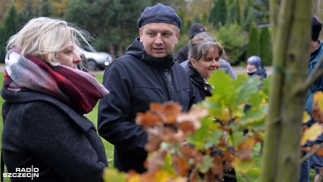 Sadzenie drzewek pamięci na szczecińskim Cmentarzu Centralnym. Fot. Łukasz Szełemej [Radio Szczecin] Dziennikarka, historyk sztuki i pisarz mają drzewka pamięci [ZDJĘCIA]