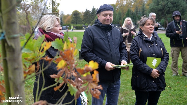 Sadzenie drzewek pamięci na szczecińskim Cmentarzu Centralnym. Fot. Łukasz Szełemej [Radio Szczecin] Dziennikarka, historyk sztuki i pisarz mają drzewka pamięci [ZDJĘCIA]