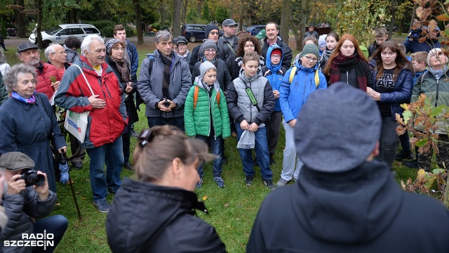 Sadzenie drzewek pamięci na szczecińskim Cmentarzu Centralnym. Fot. Łukasz Szełemej [Radio Szczecin] Dziennikarka, historyk sztuki i pisarz mają drzewka pamięci [ZDJĘCIA]